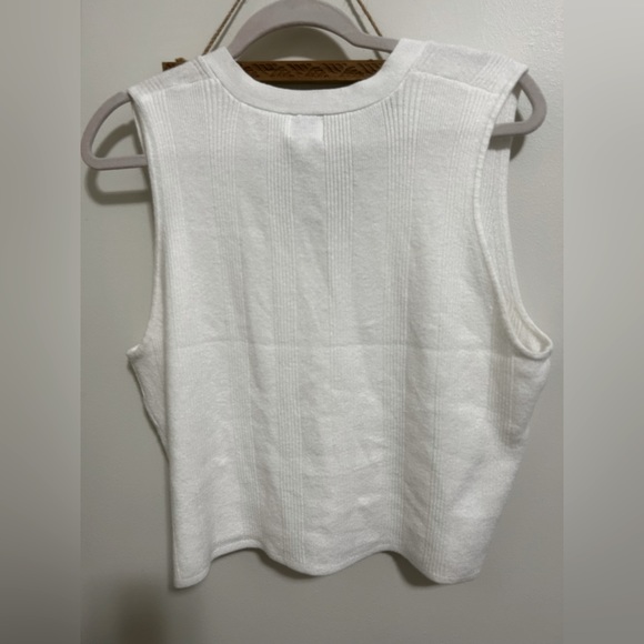 Short button up vest - Picture 2 of 4